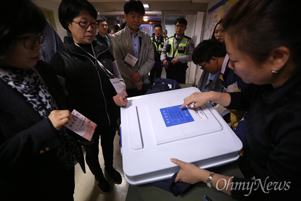 선관위에 도착하는 사전투표함 9일 오후 서울 영등포구 당산동 영등포·동작구선관위 사무실에 8~9일 실시된 20대총선 사전투표용지와 각종 용품들이 도착하고 있다.