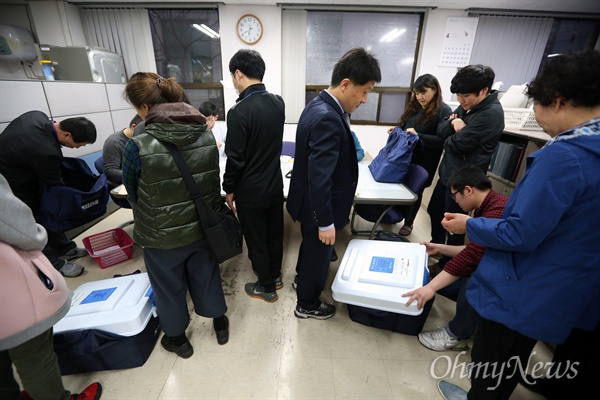 선관위 사무실 도착한 사전투표함 9일 오후 서울 영등포구 당산동 동작구선관위 사무실에 8~9일 실시된 20대총선 사전투표함이 도착했다. 오는 13일 투표일까지 사전투표용지가 보관될 방에는 보안카드와 얼굴인식 시스템이 작동되는 잠금장치가 설치되어 있고, 방안에는 CCTV가 설치되어 있다.