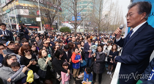 지지 호소하는 문재인 더불어민주당 문재인 전 대표가 10일 오후 경기 고양시 일산동구 미관광장 앞에서 유은혜(고양병), 김현미(고양정) 후보 지원 유세를 하며 시민들에게 지지를 호소하고 있다.