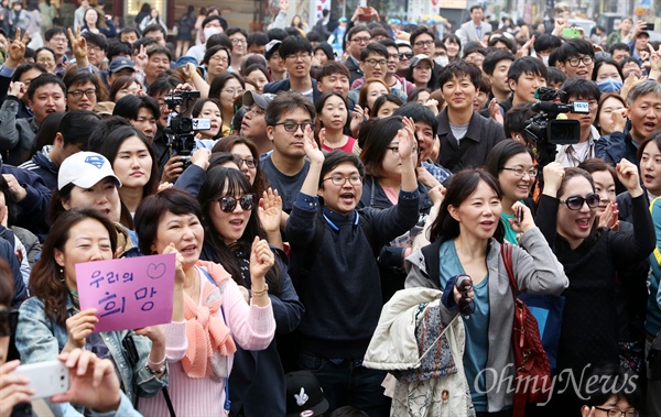 문재인 등장에 환호하는 시민들 더불어민주당 문재인 전 대표가 10일 오후 서울 마포구 홍익대앞에서 손혜원 후보(마포을) 지원유세를 위해 등장하자 시민들이 환호하고 있다.