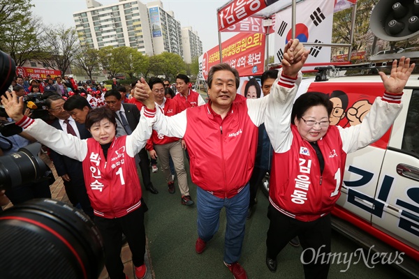 송파 후보 지원 나선 김무성 새누리당 김무성 대표가 10일 오후 서울 송파구 오금동 성내천 물빛광장에서 김을동(송파병), 박인숙(송파갑) 후보 지원유세를 하고 있다.