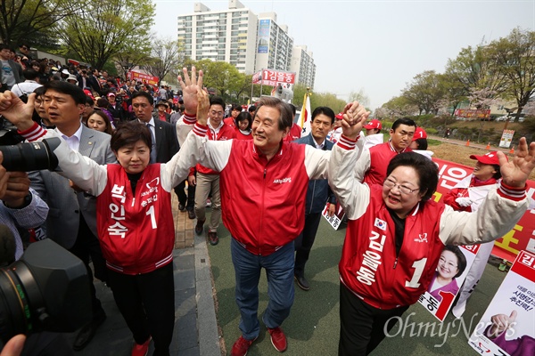 새누리당 김무성 대표가 10일 오후 서울 송파구 오금동 성내천 물빛광장에서 김을동(송파병), 박인숙(송파갑) 후보 지원유세를 하고 있다.