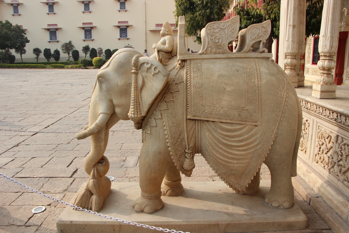 시크교도인 라자스탄 왕이 코끼리를 탄 모습