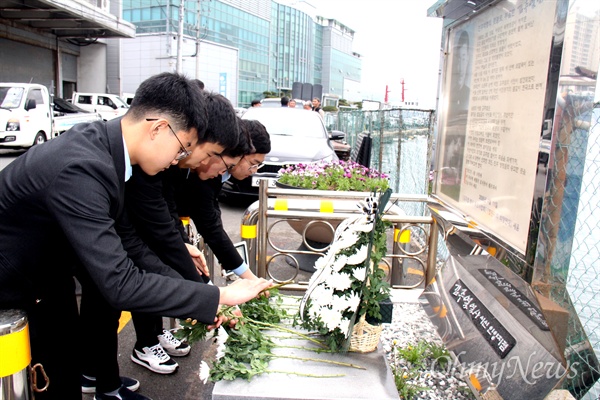 11일 창원 용마고등학교 학생들이 김주열열사 시신인양지 표지판 앞에 헌화하고 있다.