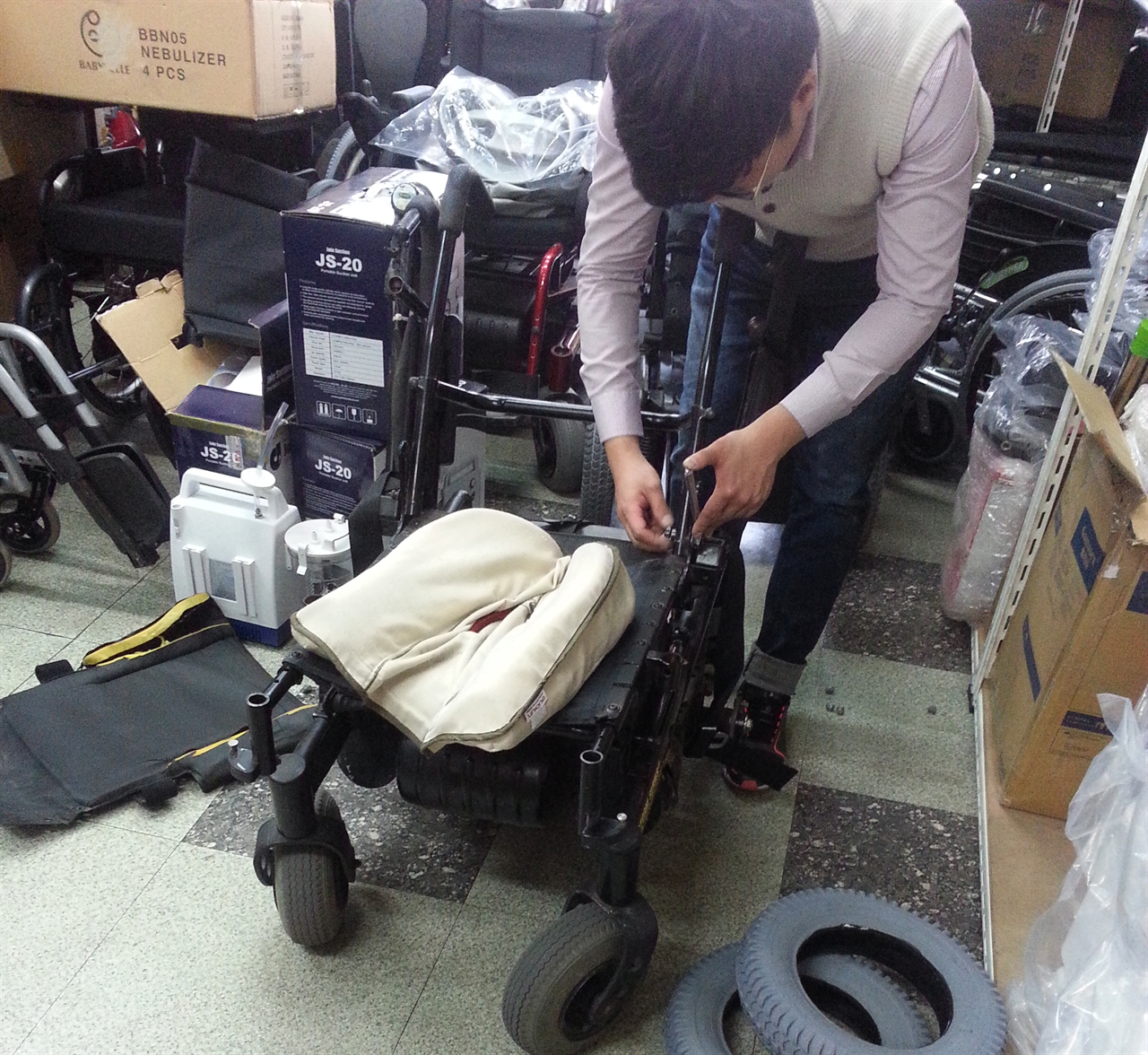 장애인의 상황에 맞게 휠체어를 준비하고 있는 모습