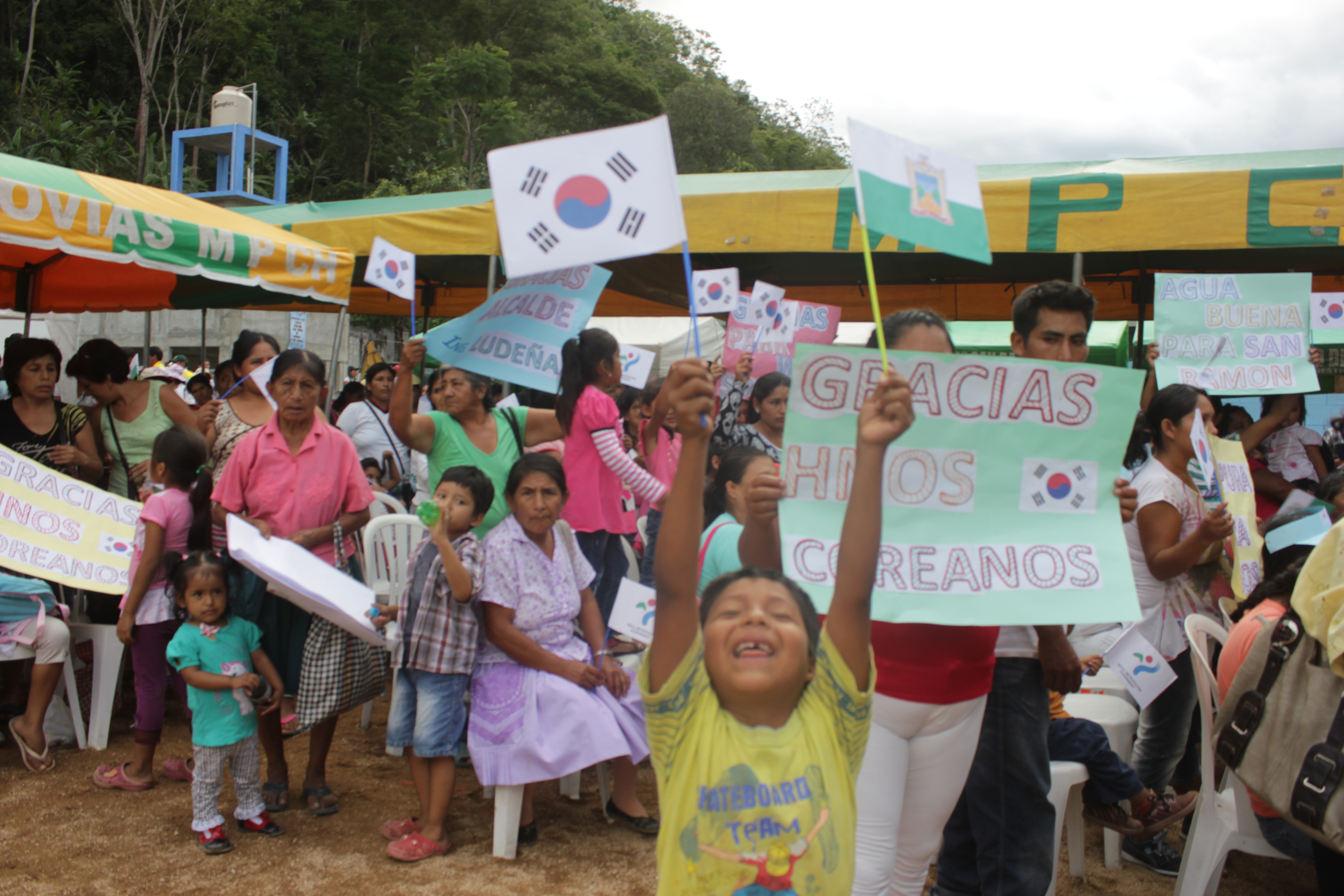 작년 11월 페루 찬차마요시 산라몬 지역 정수장 준공식에서 주민들이 "꼬레아!"를 외치며 환호하고 있다.