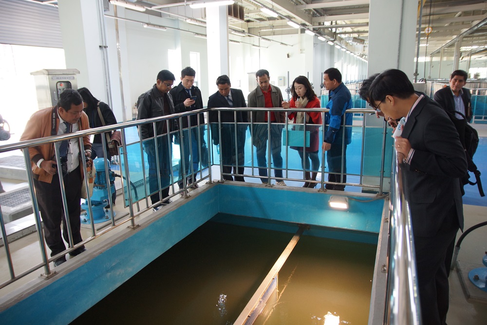 서울시 상수도 시설 연수프로그램에 참가한 외국인 연수생들이 시설을 견학하고 있다.