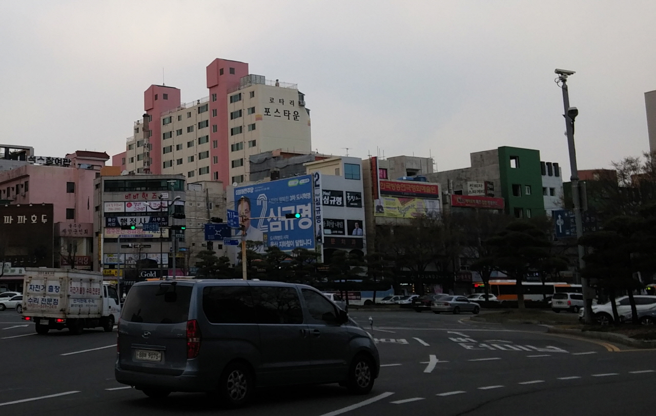  11일 오후 4시쯤 울산 남구갑 더불어민주당 심규명 후보의 여성선거운동원들이 잇따라 폭행과 성희롱을 당해 경찰이 조사중이다. 사진은 폭행이 가해진 장소 맞은 편에 있는 심규명 후보 선거사무소