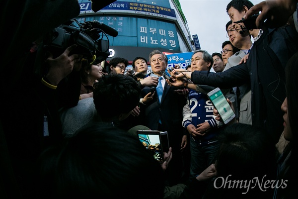 더불어민주당 문재인 전 대표가 11일 오후 전남 광양 중마터미널 인근에서 광양 구례 곡성 우윤균 후보 지원 유세를 하고 있다. 