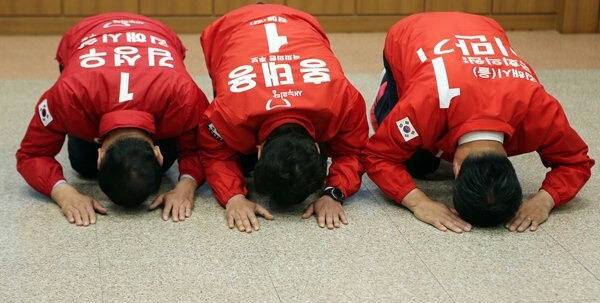  김해지역 선거에 나선 홍태용(김해갑), 이만기(김해을) 총선후보와 김성우 김해시장 재선거 후보는 11일 김해시청에서 기자회견을 열면서 큰절을 했다. 