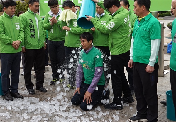  국민의당 부산시당은 총선 후보자들이 참석한 가운데 지난 11일 오전 부산시청 앞에서 새로운 정치 문화 실현을 의미하는 아이스버킷 챌린지 퍼포먼스를 진행했다. 