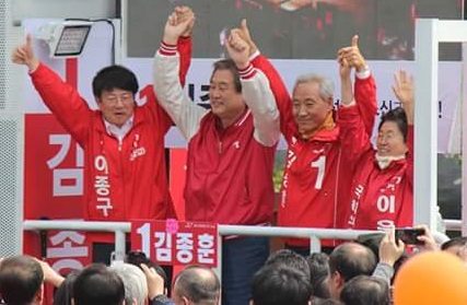 지난 10일 새누리당 김무성 대표(왼쪽에서 두 번째)가 수서역에서 강남 후보자들을 지지하는 유세를 펼쳤다.