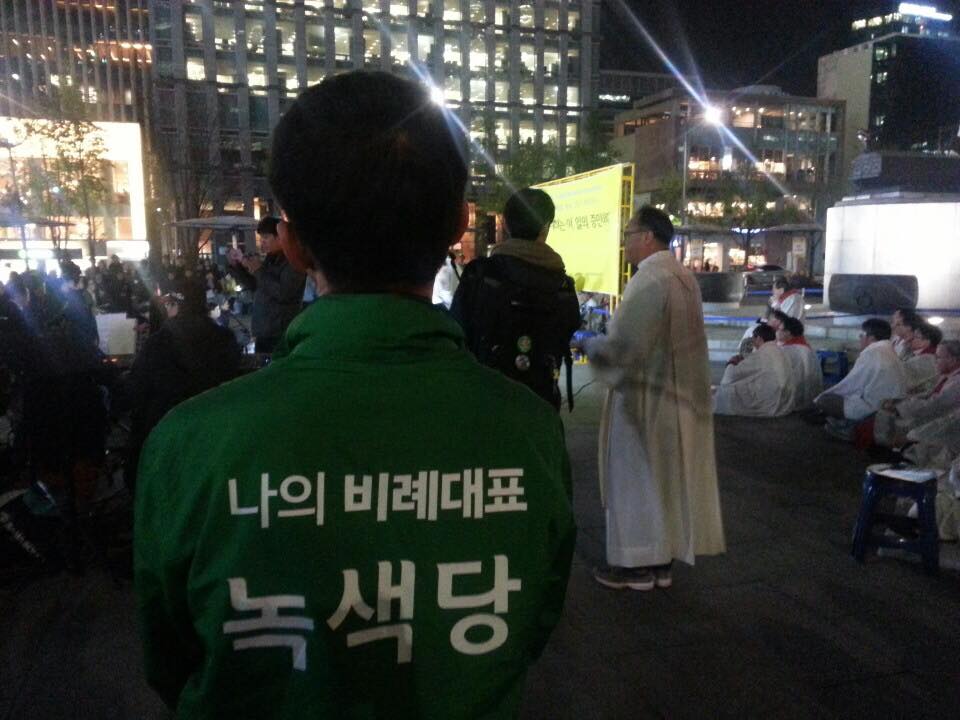 4월 11일 녹색당 이계삼 비례대표 후보가 서울 광화문 광장에서 열린 세월호 추모 미사에 참석하고 있다.
