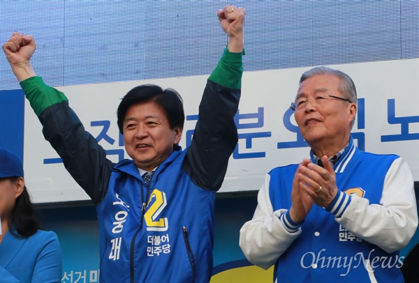 제20대 국회의원 선거운동 마지막 날인 12일 오후 서울 마포구 공덕역 인근 경의선 숲길공원에서 열린 노웅래(마포갑), 손혜원(마포을) 후보 합동유세에서 노 후보가 주먹을 쥐어보이며 유권자들에게 지지를 호소하고 있다. 
이날 지원 유세에 나선 김종인 대표는 "내일 여러분들이 투표장에 가서 4년마다 한번씩 돌아오는 여러분들의 유일한 권리를 행사해 달라"며 "여러분의 권리만이 나라의 미래를 보다 발전시킬 수 있다"고 투표참여를 호소했다.
