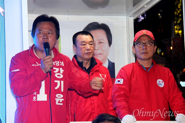 지난 총선 때 고 노회찬 의원과 맞선 자유한국당 강기윤 전 의원. 사진은 지난 총선 유세 당시.
