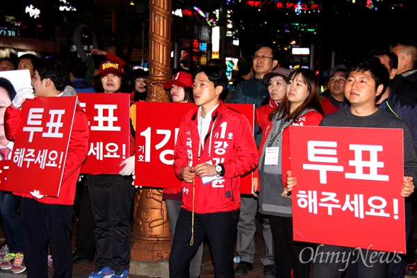 새누리당 강기윤 총선후보(창원성산)가 공식선거운동 마지막날인 12일 저녁 창원 상남동 분수광장에서 유세하고 있다.
