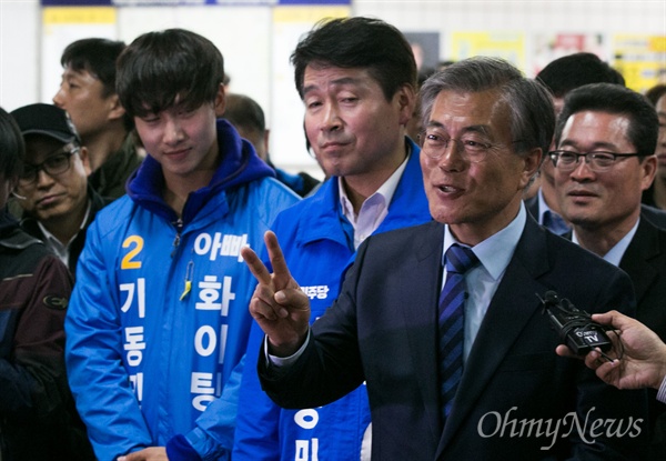 더불어민주당 문재인 전 대표가 12일 오후 서울 성북구 월곡역에서 20대 총선 마지막 유세로 기동민(성북을) 후보의 지지유세로 퇴근 인사를 하고 있다.  