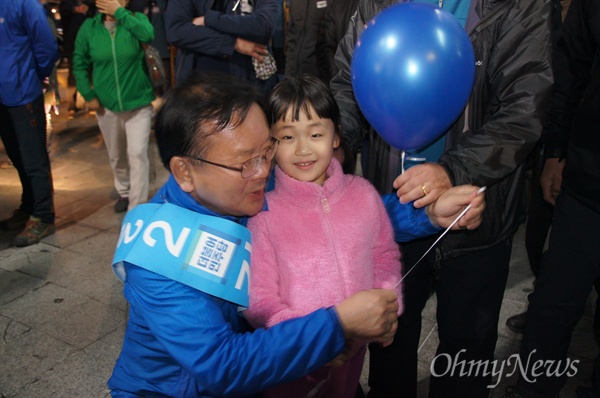 김부겸 더불어민주당 후보(대구 수성갑)가 12일 오후 8시 마지막 연설을 하기 전 한 어린이를 안아주고 있다.