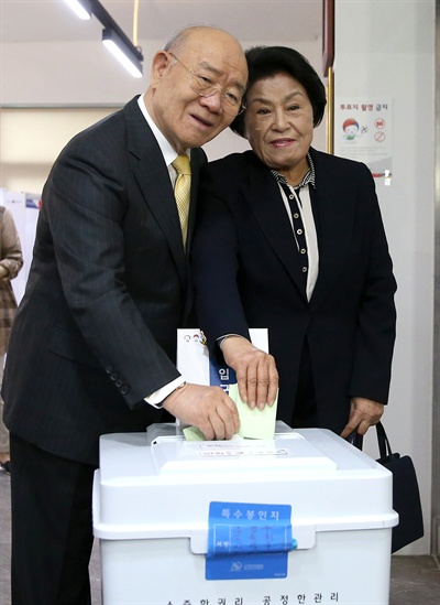 전두환 전 대통령 내외가 지난해 4월 13일 오전 서울 서대문구 연희동 연희동주민센터에 마련된 연희동제1투표소에서 제20대 국회의원 총선거 투표를 하고 있다.