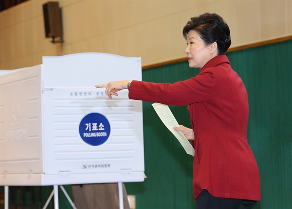 박근혜 대통령이 13일 오전 서울 종로구 청운효자동 제1투표소에서 제20대 국회의원 총선거 투표를 하고 있다.