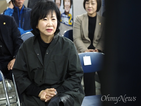 13일 오후 5시 45분께, 서울 마포구(을)에 출마한 손혜원 더불어민주당 후보가 망원동에 위치한 자신의 선거사무소에 등장했다. 출구조사가 발표되기 전 초조한 마음으로 TV를 바라보고 있다.
