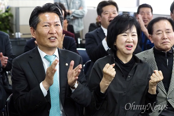 13일 오후 6시, 제20대 대한민국 국회의원 총선거 출구조사에서 서울 마포구(을)에 출마한 기호2번 손혜원 더불어민주당 후보가 기호1번 김성동 새누리당 후보를 앞선다는 예측결과가 발표되자 정청래 더불어민주당 국회의원과 손혜원 후보가 함께 기뻐하고 있다.