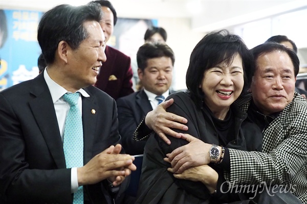 13일 오후 6시, 제20대 대한민국 국회의원 총선거 출구조사 결과에서 서울 마포구(을)에 출마한 기호2번 손혜원 더불어민주당 후보가 승리한다는 예측이 나오자 남편 정건해씨가 손혜원 후보를 안아주고 있다.