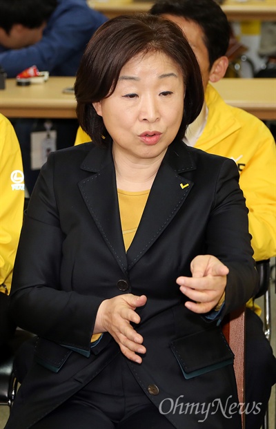 제20대 국회의원 선거 투표날인 13일 오후 서울 여의도 정의당 사무실에서 심상정 상임선대위원장이 출구조사발표를 지켜보고 있다. 