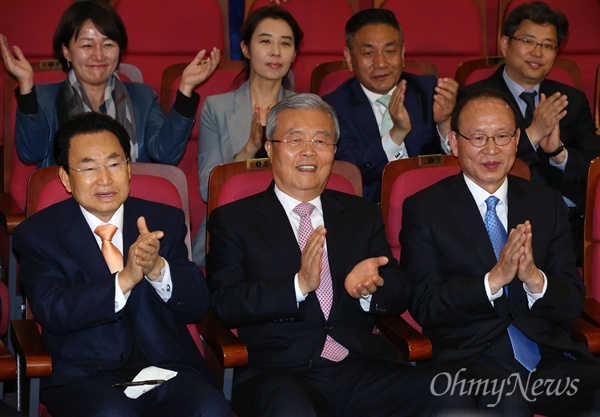 더불어민주당 김종인 비대위 대표 등 지도부가 지난 13일 오후 국회 의원회관에 마련된 개표상황실에서 4.13 총선 출구조사 결과를 지켜보며 박수치고 있다. 