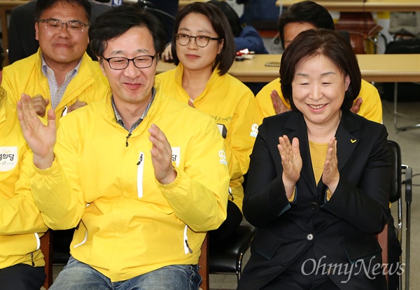 제20대 국회의원 선거 투표날인 13일 오후 서울 여의도 정의당 사무실에서 심상정 상임선대위원장과 천호선 공동선대위원장이 출구조사발표를 보며 박수를 치고 있다. 