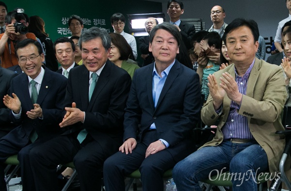 안철수 "아직 박수 칠 때 아닙니다" 20대 총선 투표가 종료 된 13일 오후 서울 마포구 국민의당 당사에서 안철수 상임공동대표와 비례 후보등이 출구조사 결과를 보고 있다. 주요 당직자와 비례후보들이 환호와 박수를 쳤지만 안 대표는 굳은 표정으로 박수를 치지 않았다.  