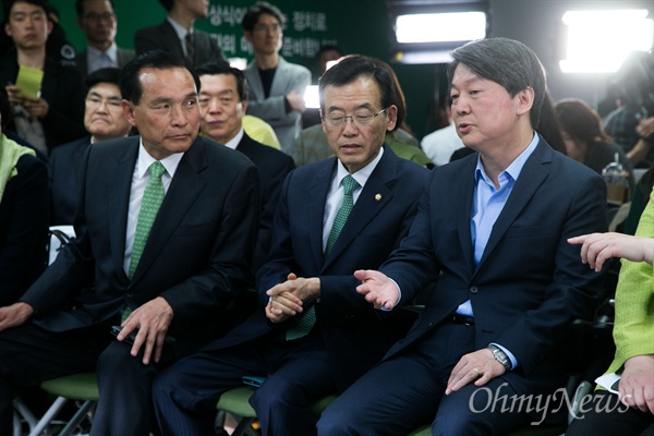 20대 총선 투표가 종료 된 13일 오후 서울 마포구 국민의당 당사에서 안철수 상임공동대표와 비례 후보등이 출구조사 결과를 보고 있다. 