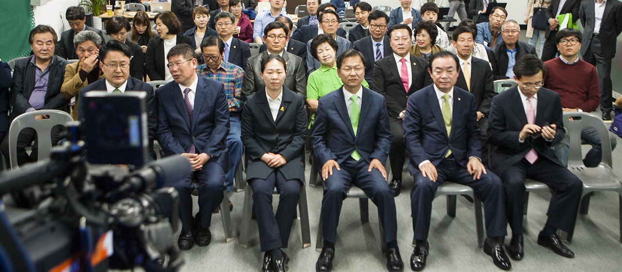 국민의당 광주광역시 후보들이 출구조사발표를 기다리고 있다.