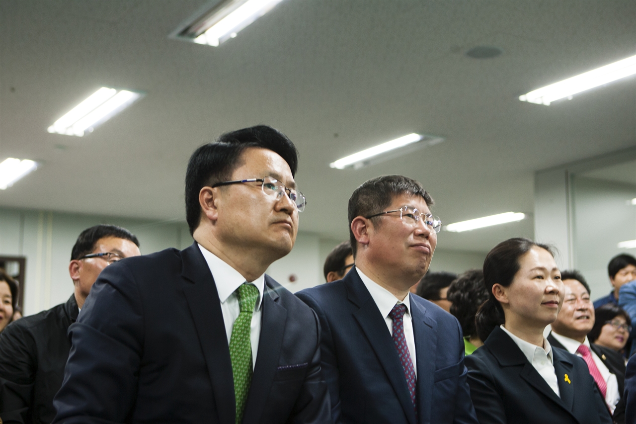 출구조사발표를 기다리고 국민의당 후보, 좌로부터 송기석(서구갑), 김경진(북구갑), 권은희(광산구을)