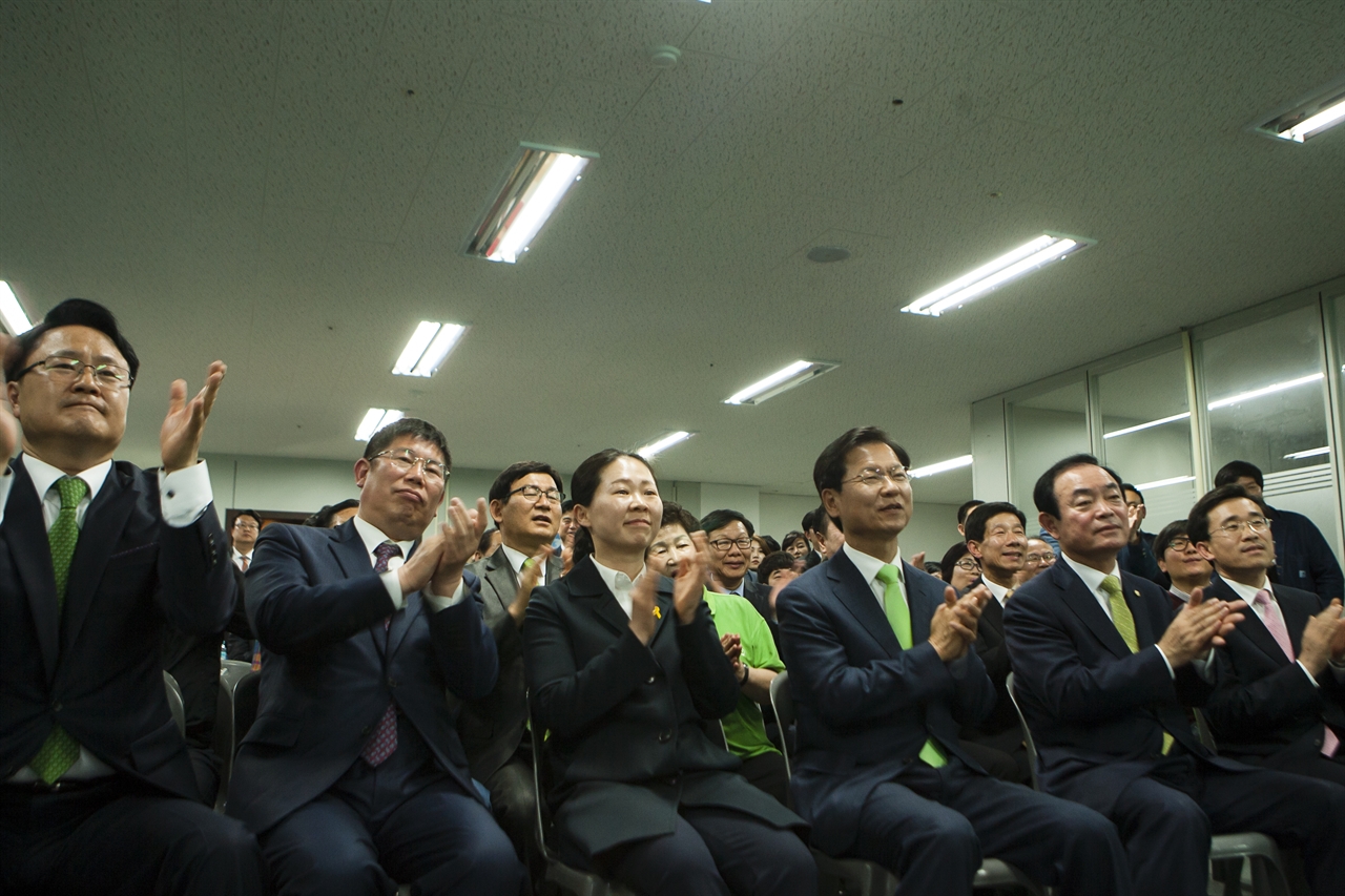 출구조사 결과, 광주지역 국민의당 압승을 예측하자 일제히 환호하는 후보들과 지지자들