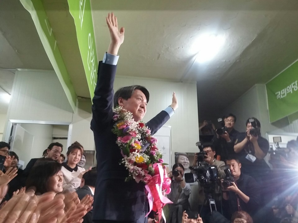 안철수 후보가 오후 10시 10분, 강북구의 선거사무소에 도착해 지지자들의 뜨거운 환호를 받았다.
