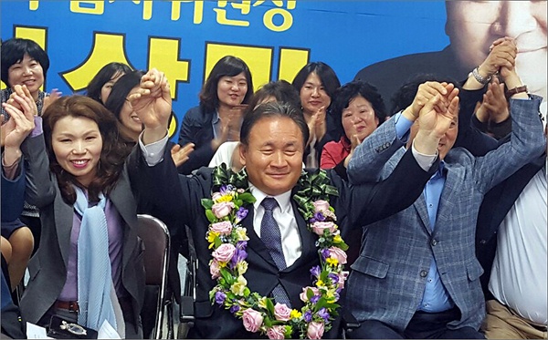더불어민주당 이상민(대전 유성구을) 후보가 당선이 확실시 되자 지지자들과 함께 환호하고 있다.