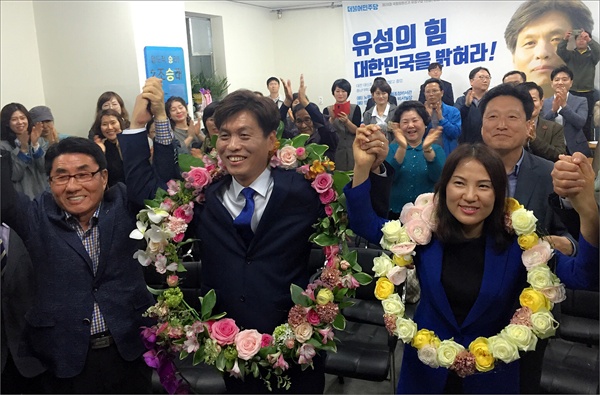 더불어민주당 조승래(대전 유성구갑) 후보가 당선이 확정되자 지지자들과 함께 환호하고 있다.