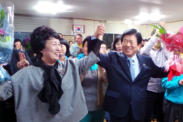 더불어민주당 박병석(대전 서구갑) 후보가 당선이 확정되자 꽃다발을 들고 환호하고 있다.