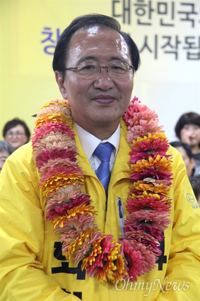 '창원성산' 국회의원선거에서 당선한 정의당 노회찬 후보가 13일 저녁 선거사무소에서 꽃다발을 받은 뒤 당선소감을 밝히고 있다.
