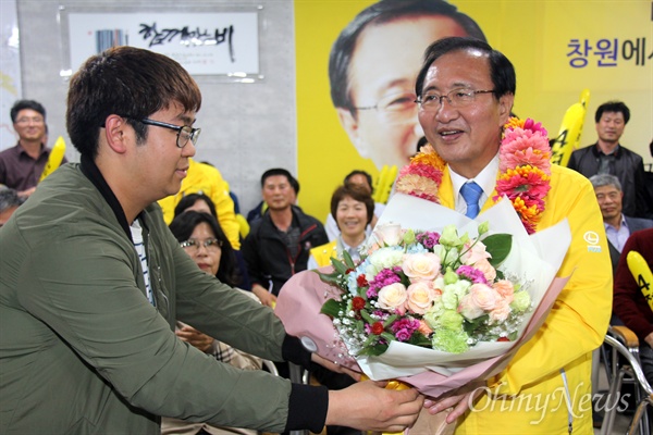 '창원성산' 국회의원선거에서 당선한 정의당 노회찬 후보가 13일 저녁 선거사무소에서 꽃다발을 받고 있다.