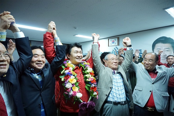 새누리당 정용기(대전 대덕구) 후보가 당선이 확정되자 꽃다발을 받고 기뻐하고 있다.