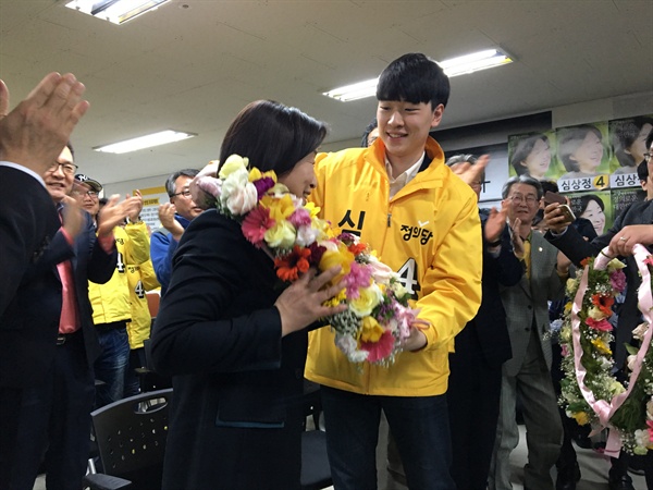 13일 오후 10시 30분, 20대 총선 개표 결과 당선이 확실시 되는 심상정 정의당 대표(경기 고앙갑)가 축하의 꽃목걸이를 받고 있다. 