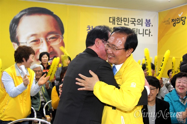  '창원성산' 국회의원선거에서 당선한 정의당 노회찬 후보가 13일 저녁 선거사무소에서 권영길 전 민주노동당 대표와 포옹을 하고 있다.