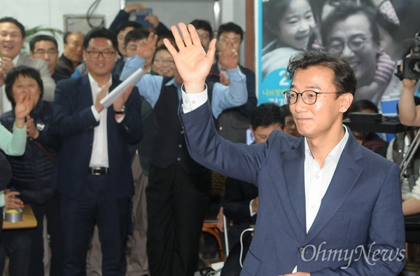 13일 저녁 부산 북강서갑 전재수 당선자(더불어민주당)가 북구 구포동 캠프에서 지지자들에게 손을 흔들고 있다. 