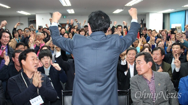 13일 저녁 부산 부산진갑 총선서 승리한 김영춘 더불어민주당 후보가 지지자들에게 주먹을 쥐어보이고 있다. 