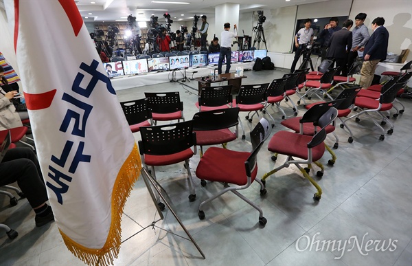 지난 2016년 4월 13일 오후 서울 여의도 새누리당사에 마련된 제20대 총선 국회의원선거 개표상황실에서 개표상황을 지켜보던 당원들이 철수, 빈 의자만이 상황실을 지키고 있다.