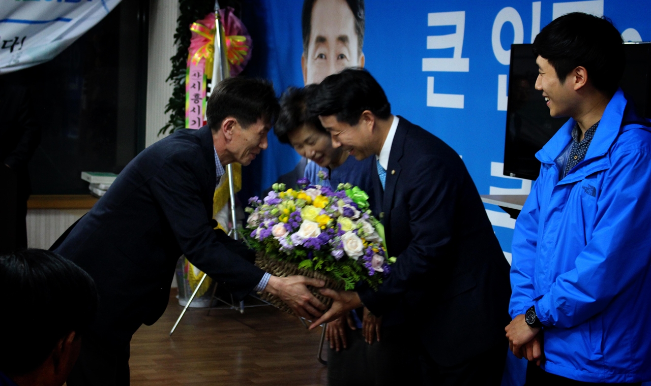 당선이 확실시되자 선거사무소에서 축하연을 하고 있는 조정식 후보.