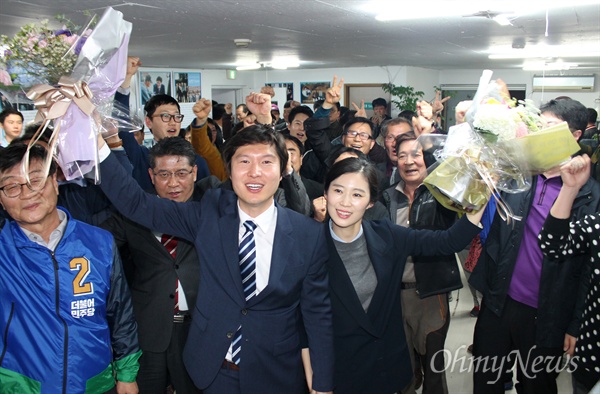 더불어민주당 김해영 부산 연제구 총선 당선자가 13일 저녁 연산동 선거사무소에서 부인과 함께 꽃을 들어보이고 있다. 