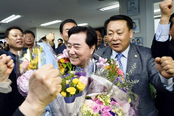  이석현 후보가 당선이 확실해진 뒤 지지자들과 함께 승리를 만끽하고 있다. 